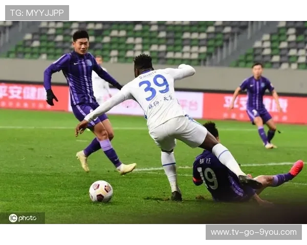 津门虎迎战沧州雄狮激战正酣 双方力拼激烈角逐争夺胜利荣耀