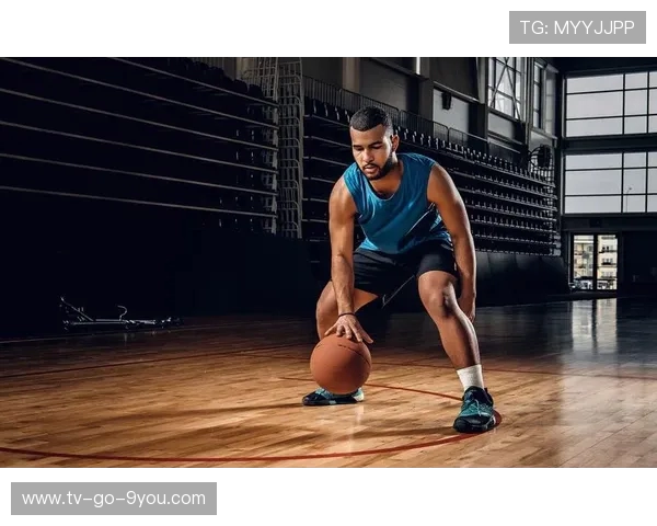 《篮球运动员的成长历程与赛场表现分析探讨》